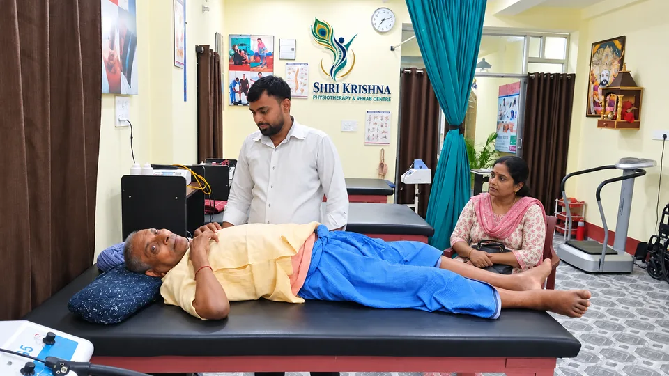 Physiotherapy care in a treatment room